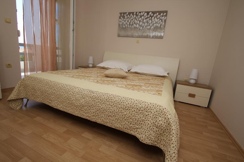 Lara * Kaštel Novi
